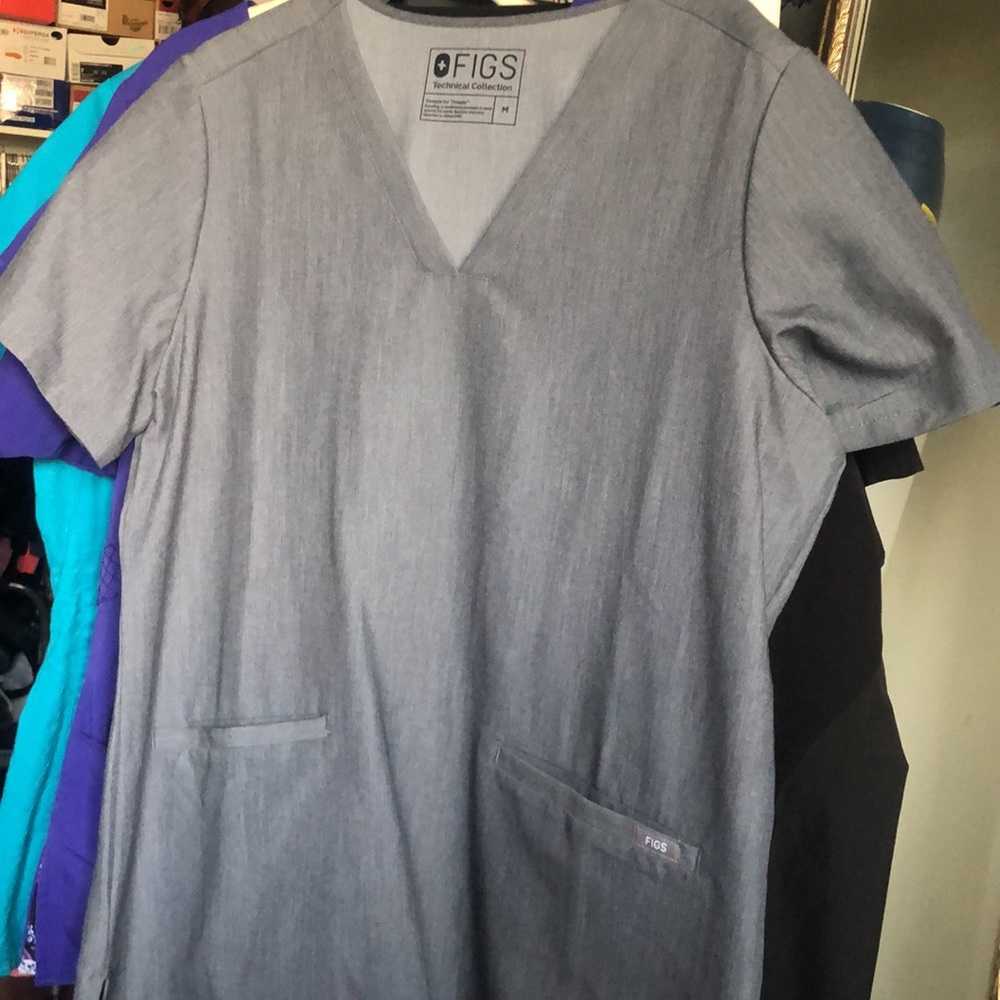 Casma Three-Pocket Scrub Top - Picture 5 of 5